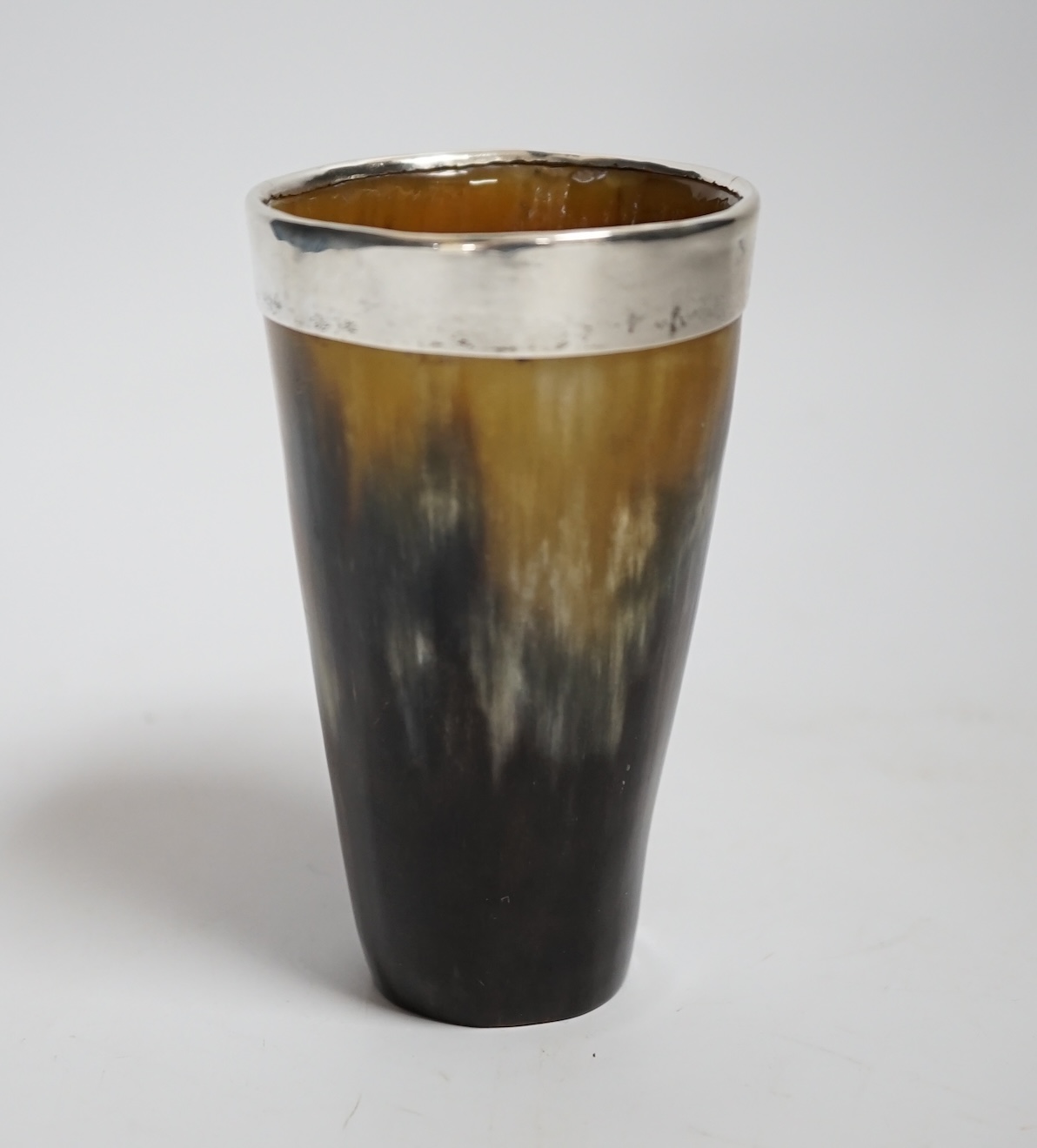 A silver rimmed horn beaker, 11.5cm